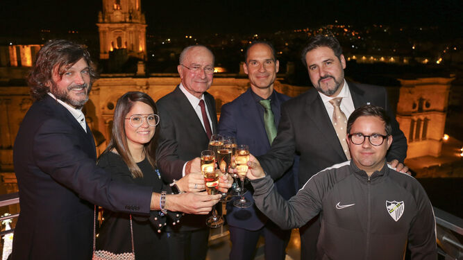 Salva Reina, Raquel Serrano, Francisco de la Torre, César Ramírez, Fernando González y Héctor Hurtado brindan por el nuevo año.