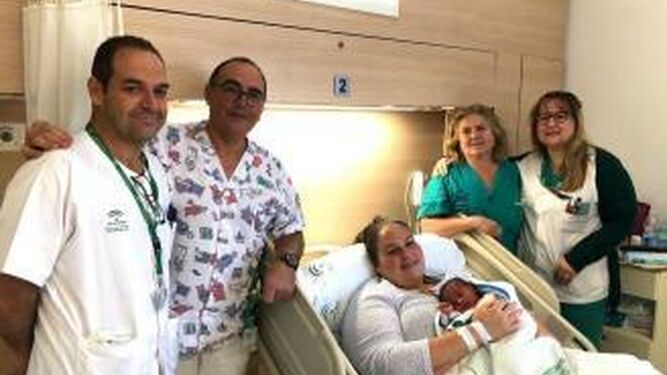 El primer bebé de Málaga en brazos de su madre en el 2020.