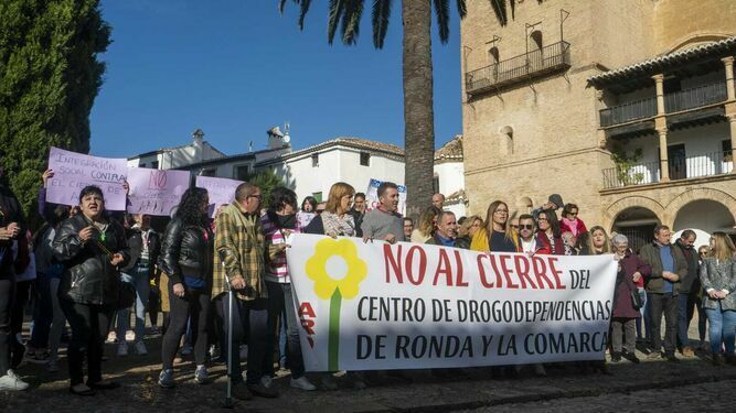 Concentración a las puertas del Ayuntamiento de Ronda durante la anterior protesta.