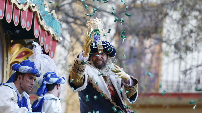 Uno de los Reyes Magos lanza caramelos en la Cabalgata de Sevilla 2020