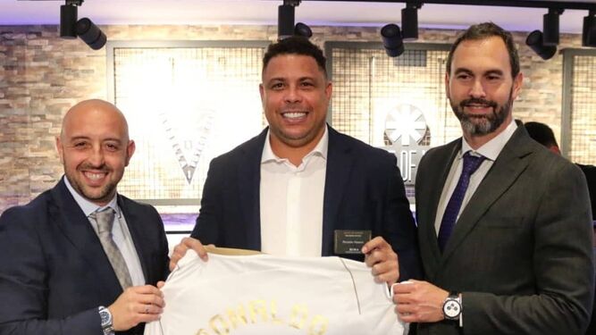 Ronaldo recibe la camiseta del Marbella.