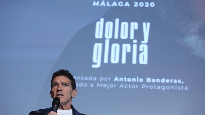 Antonio Banderas, este lunes, en el Cine Albéniz de Málaga, durante su intervención.
