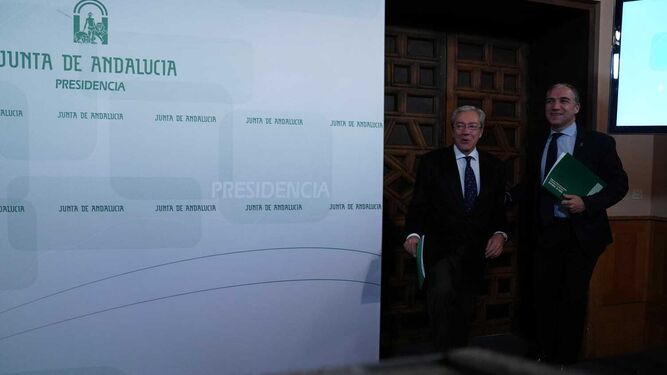 El portavoz del Gobierno andaluz, Elías Bendodo, comparece junto al consejero de Economía, Rogelio Velasco.