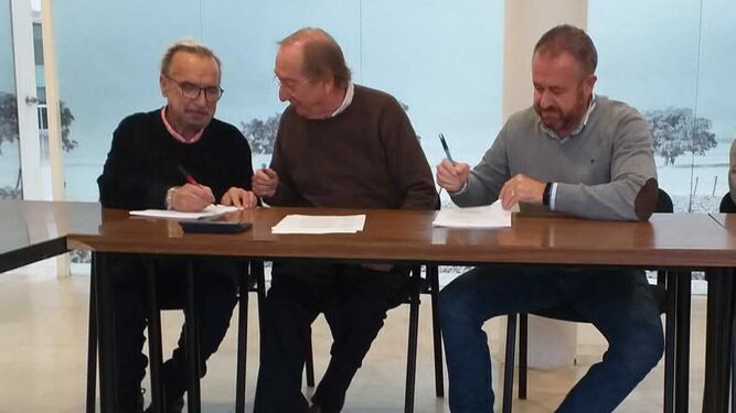 Representantes de CCOO, Asaja y UGT firman el convenio del campo de Cádiz en diciembre.