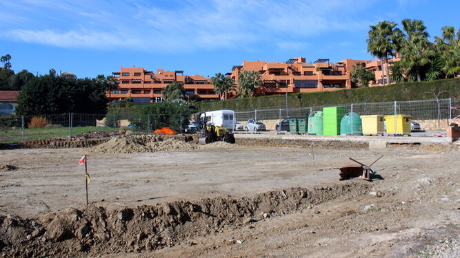 Estepona inicia las obras para una nueva pista deportiva en la zona de La Galera.