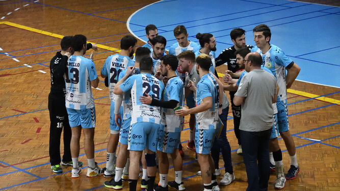 Los jugadores del Trops Málaga hacen piña durante un encuentro.