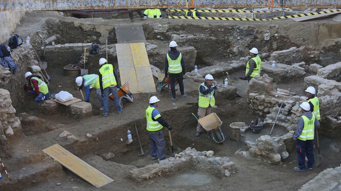 Una decena de operarios trabaja en la excavación arqueológica del Metro, en la Avenida de Andalucía.