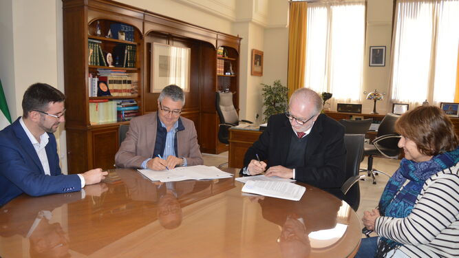 Firma del contrato de construcción del Auditorio Municipal al aire libre de Rincón de la Victoria.