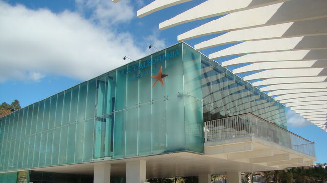 Edificio del Museo Alborania-Aula del Mar en el Palmeral de las Sorpresas.