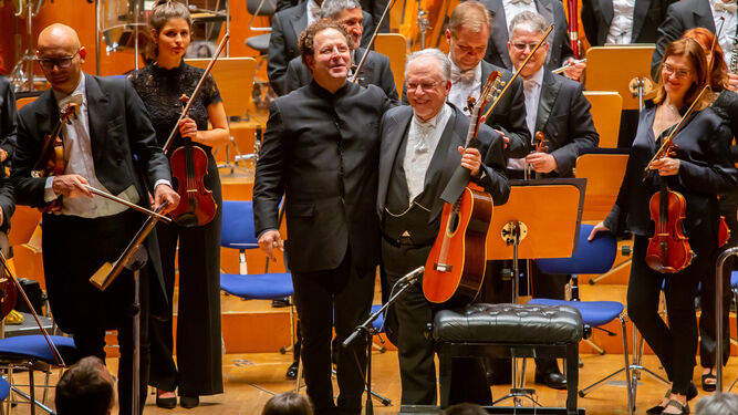 Pepe Romero, John Axelrod y la ROSS  en la Filarmonía de Hamburgo durante su última gira.