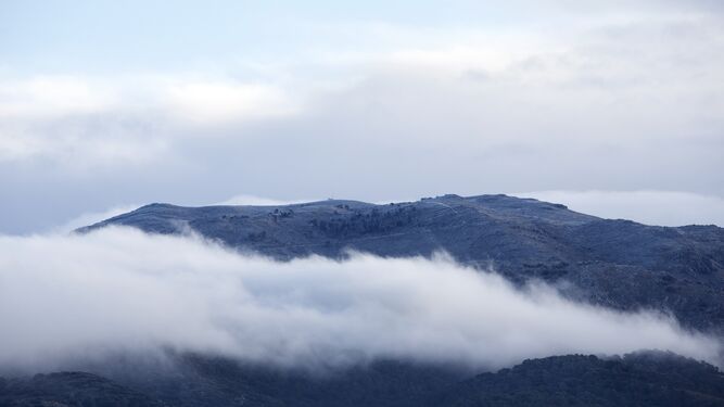 La nieve solo aparece ligeramente en las cumbres de la Sierra de las Nives
