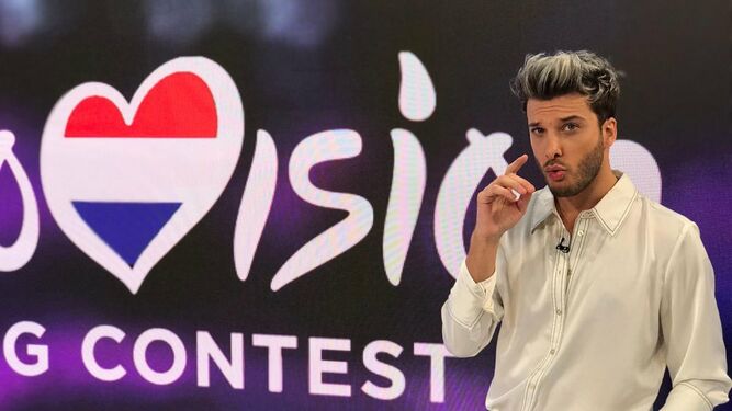 Blas Cantó ante el logo neerlandés de Eurovisión 2020