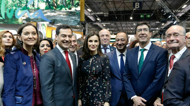El presidente de la Junta junto a la Reina, el consejero de Turismo y el alcalde de Málaga, entre otras autoridades.