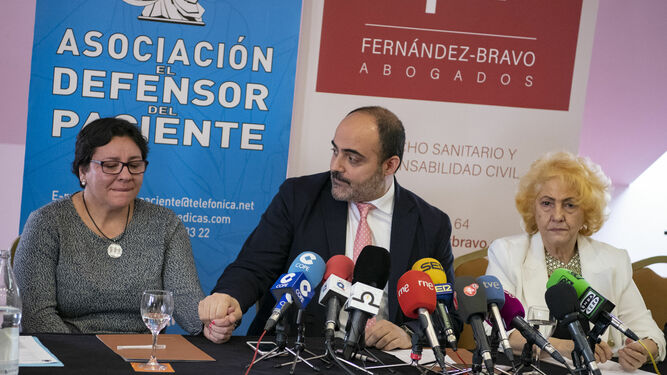 La madre de la paciente afectada, su abogado, Francisco Javier Fernández-Bravo, y la presidenta de la Asociación Defensor del Paciente, Carmen Flores, en la rueda de prensa.