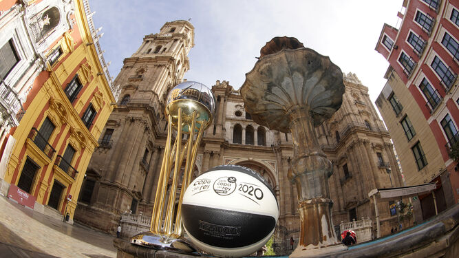 La Copa del Rey frente a la catedral de Málaga.
