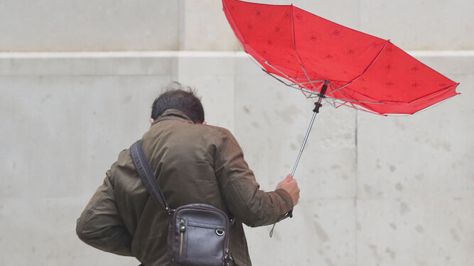 Un hombre sostiene un paraguas, ayer en Málaga.