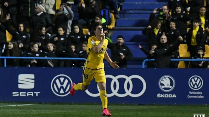 Álex Mula celebra su gol con el Alcorcón.