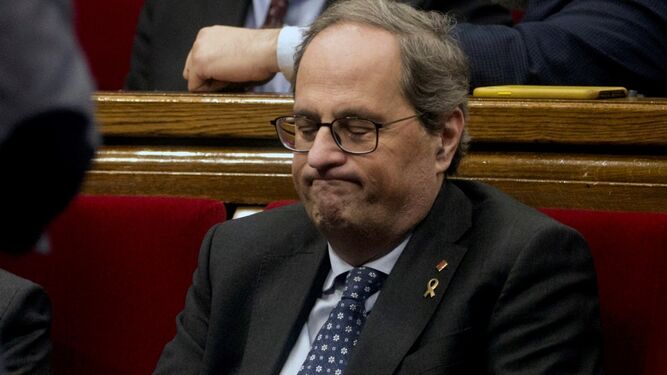 Quim Torra, sentado en su escaño en el Parlamento catalán.