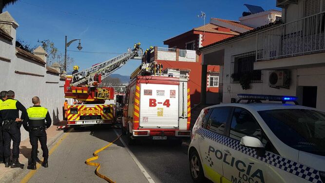 Bomberos en el incendio de una vivienda en Churriana, Málaga capital.