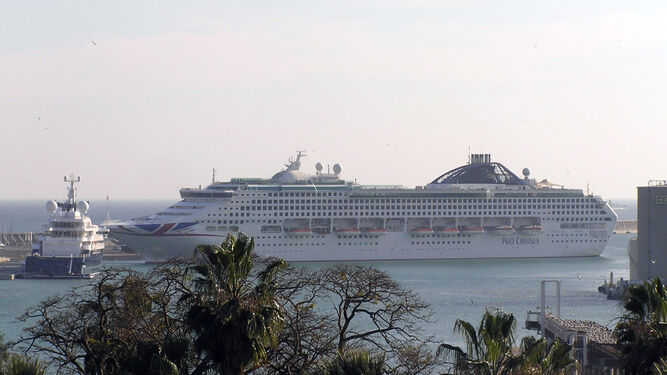 Buque de crucero ‘Ocena’ atracado en el puerto el pasado 10 de enero.