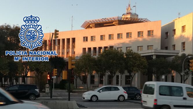 Vehículos por la Comisaría Provincial de Málaga.