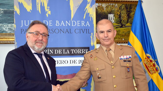 El alcalde, Joaquín Villanova, y el coronel jefe del Grupo de Regulares de Ceuta, Alfonso Javier Bueno, en la presentación de la jura de bandera civil.