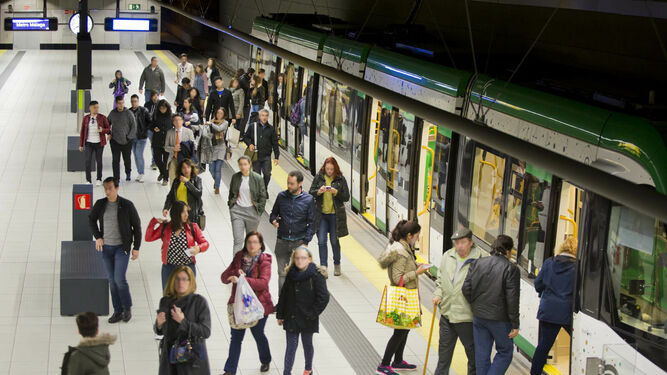 Un grupo de viajeros del Metro de Málaga