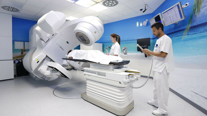 Dos sanitarios preparan una sesión de radioterapia en el Hospital Regional.