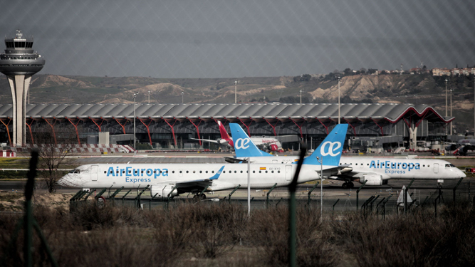 Aviones tras la reapertura del espacio aéreo en Madrid-Barajas.