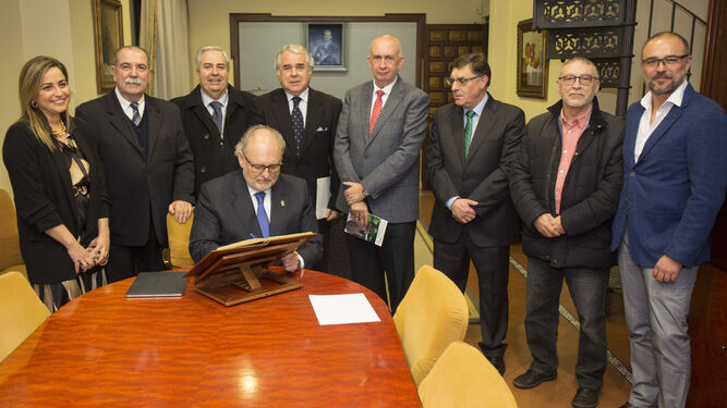 El gerente del SAS firma en el libro de honor del Colegio de Médicos de Málaga.