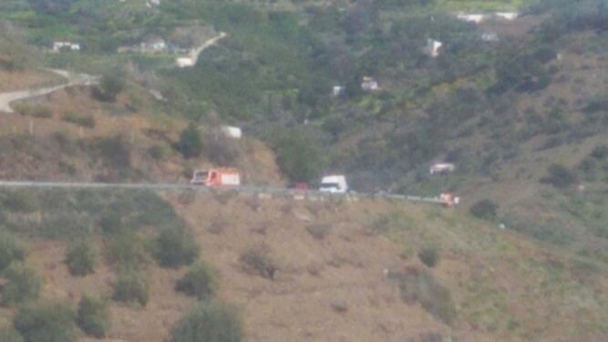 Muere una mujer tras caer con su coche por un barranco en Árchez