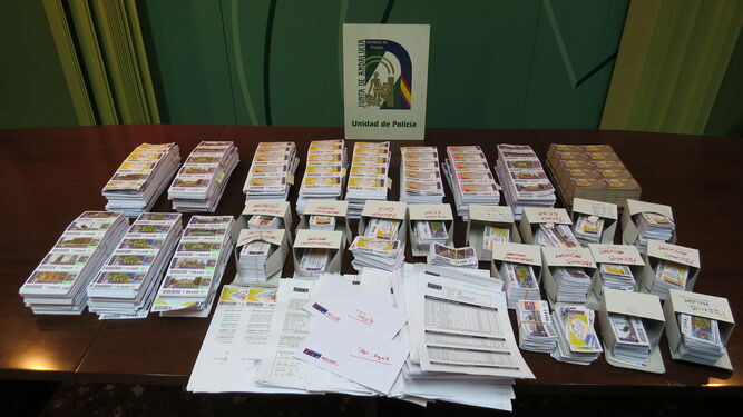 Boletos de lotería ilegal incautados en Málaga.
