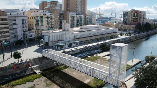 El diseño del puente sobre el Guadalmedina que irá junto al CAC Málaga.
