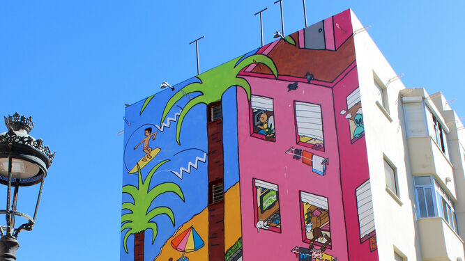 Mural artístico pintado en un edificio de Estepona.