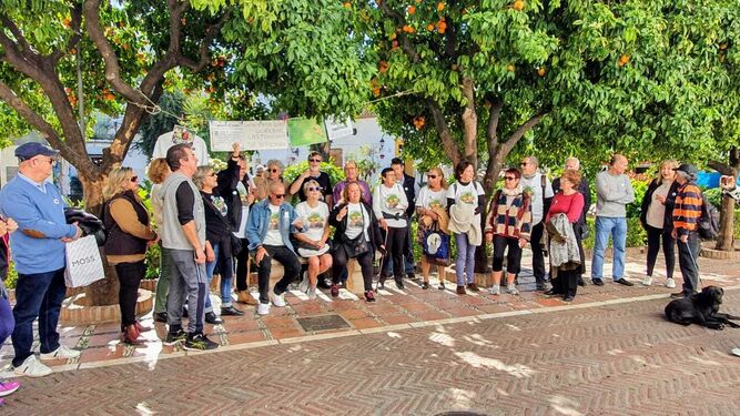 Pensionistas reivindican jubilaciones dignas en la Plaza de los Naranjos, Marbella