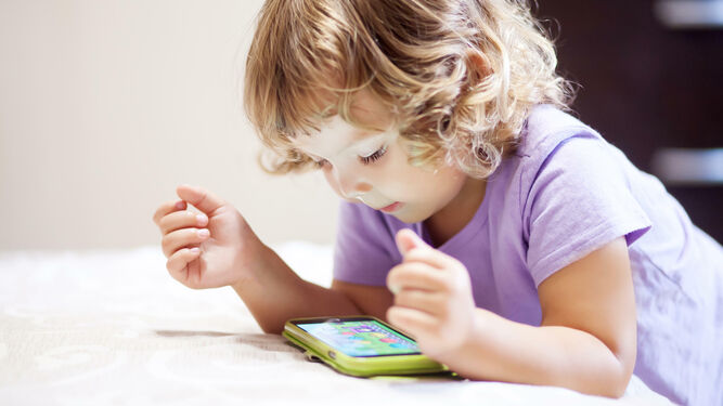 Con Qustodio se puede controlar el uso de dispositivos de los menores.