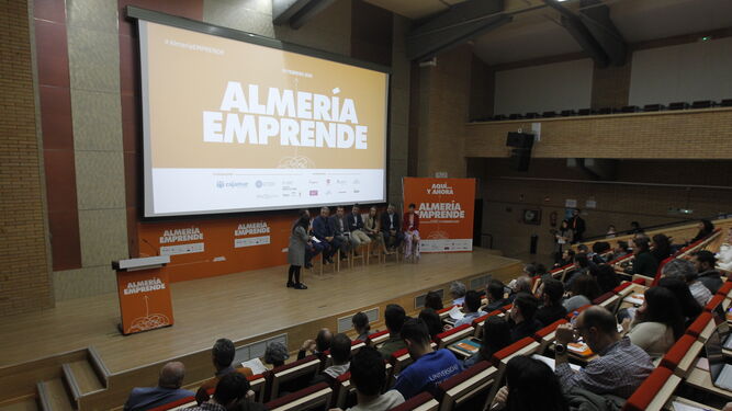 El Auditorio de la UAL se ha llenado esta mañana para albergar la jornada 'Almería Emprende'.