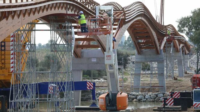 La recta final de la instalación de la pasarela del Guadalhorce, en fotos