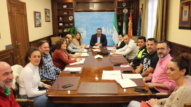 El alcalde de Mijas, Josele González (c.), preside la mesa técnica que elaborará el protocolo contra el acoso laboral.