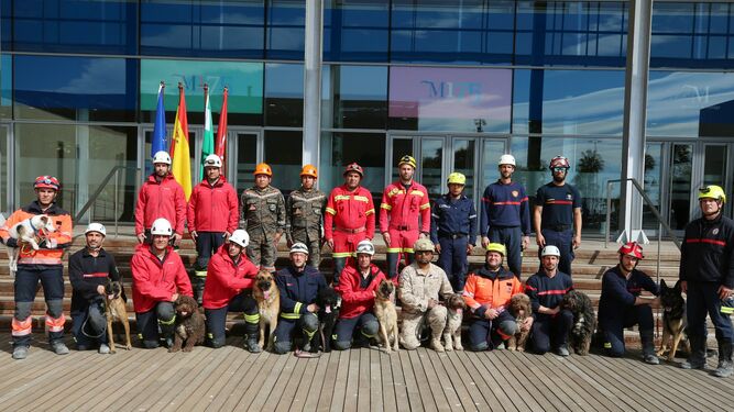 Bomberos y militares participantes en el curso de rescate en Málaga.
