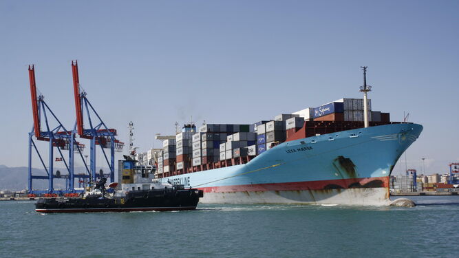 Los remolcadores del puerto de Málaga maniobrando con un buque de Maersk en la dársena exterior del puerto.