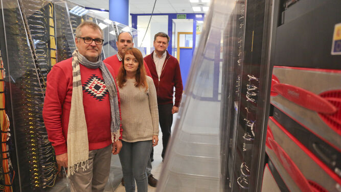 Parte del equipo de investigación, con Gonzalo Claros en primer término, en el supercomputador Picasso