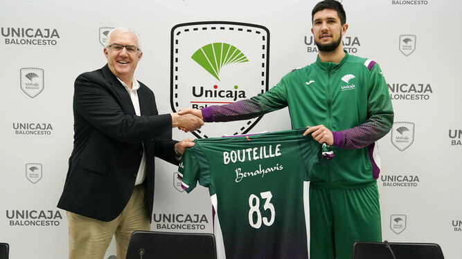 Manolo Rubia y Axel Bouteille durante la presentación del jugador galo con el Unicaja