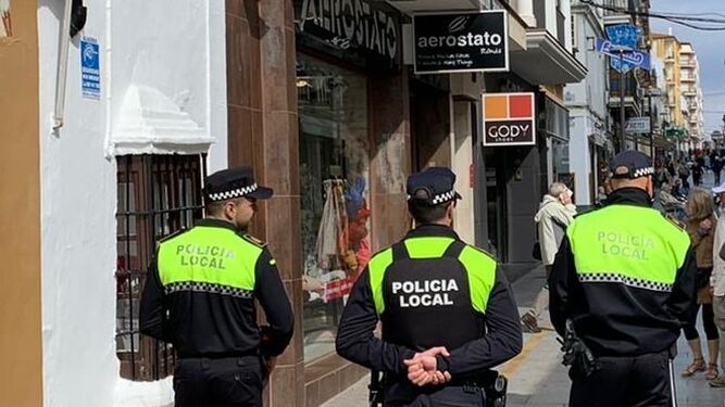 Patrulla de la Policía Local en el centro de Ronda