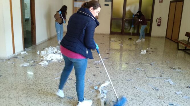 Alumnos de Medicina de la UMA limpian el edificio este martes.