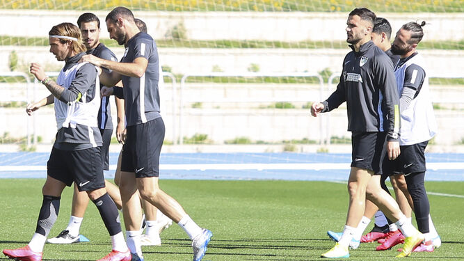 Lombán acompaña a Aarón en el entrenamiento del Málaga.