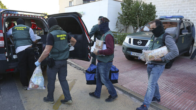 Guardias civiles en otra operación contra el narcotrafico en Málaga