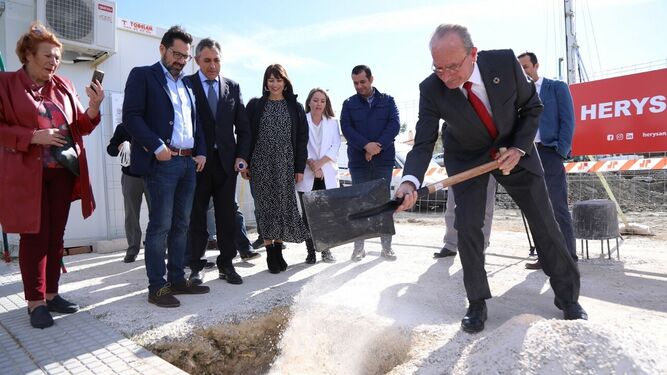 El alcalde de Málaga pone la primera piedra de una promoción de 24 viviendas protegidas en Maqueda