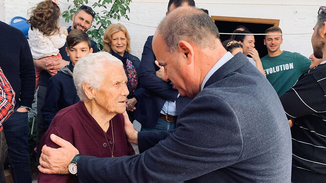 El alcalde felicitó a la vecina de Antequera que cumplió 100 años