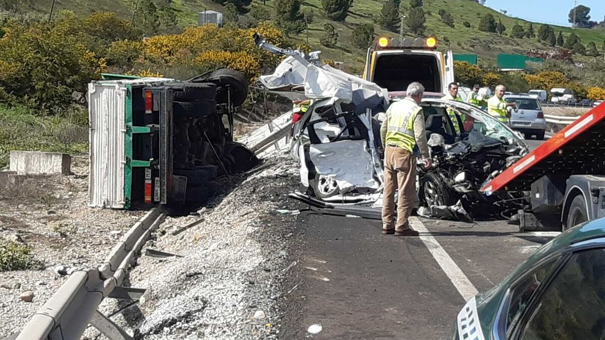 Continuar Pocos Olla de crack Un muerto y dos heridos en un accidente entre un camión y dos turismos en  Pizarra